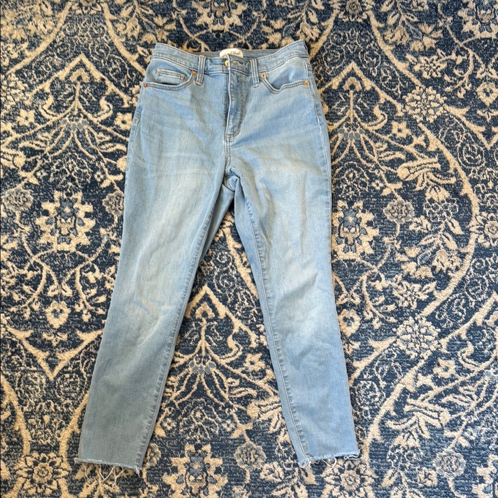 Universal Thread Blue Straight Leg Jeans Timeless Style Size 4
